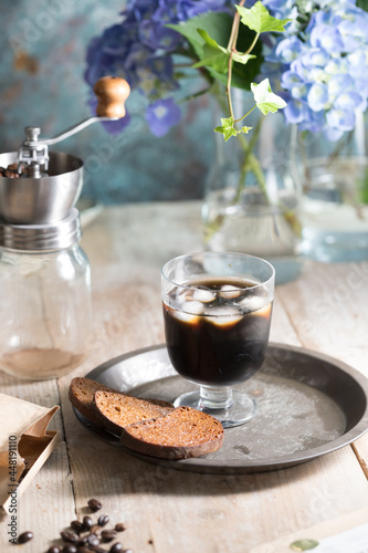 アイスコーヒーと２切れのパン