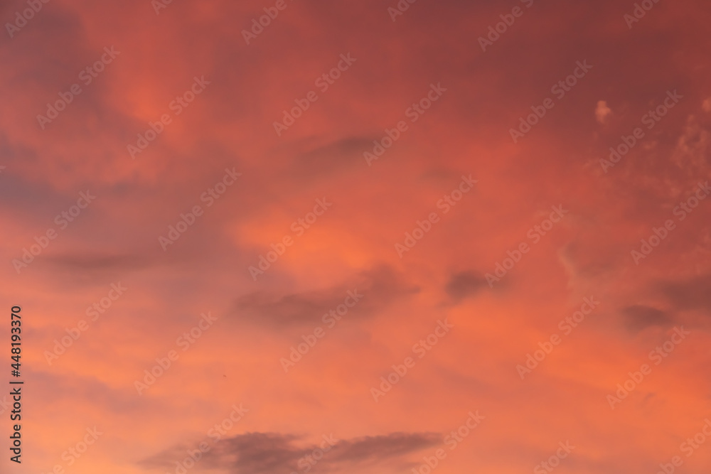 夕暮れ時のオレンジ色の雲と空