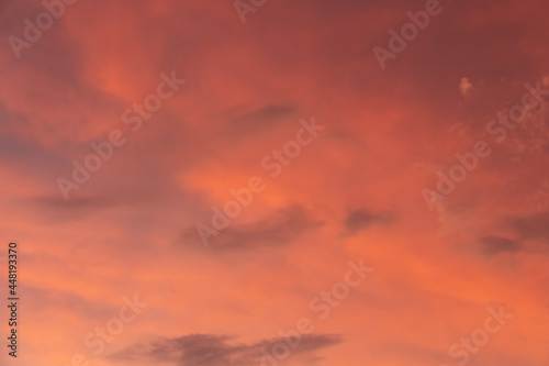 夕暮れ時のオレンジ色の雲と空 © ka-chan