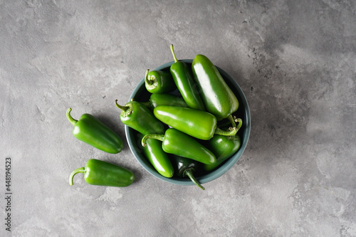 Φωτογραφία Green jalapeno peppers in a plate on a gray background. Top view.