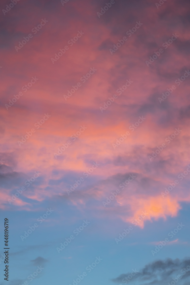 パステルカラーに染まった朝焼けの雲と空