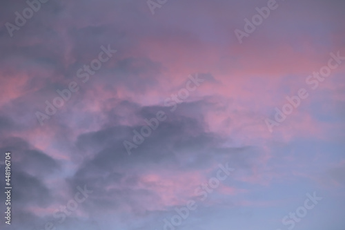 パステルカラーに染まった朝焼けの雲と空