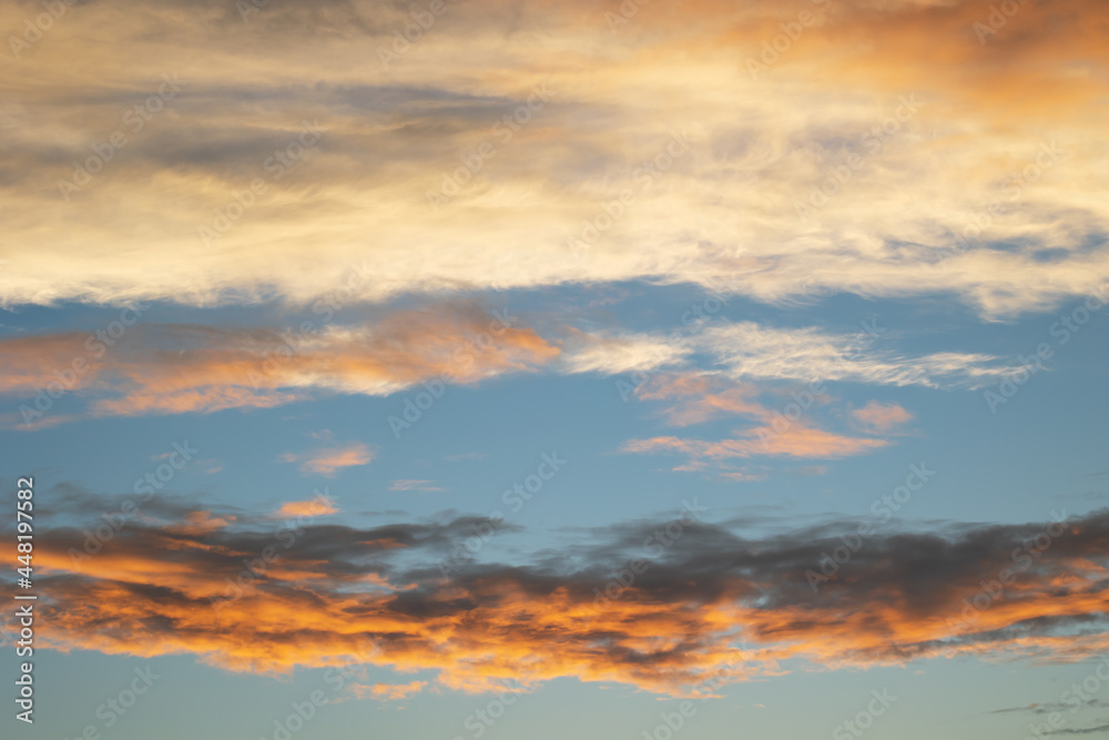ミルフィーユ状の朝焼けの雲と空
