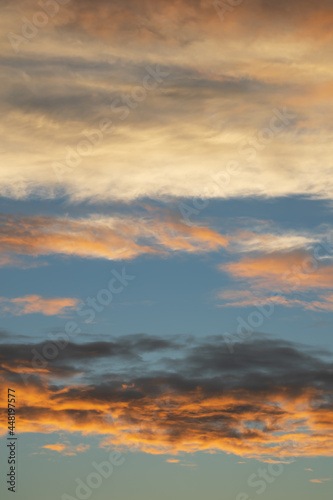 ミルフィーユ状の朝焼けの雲と空