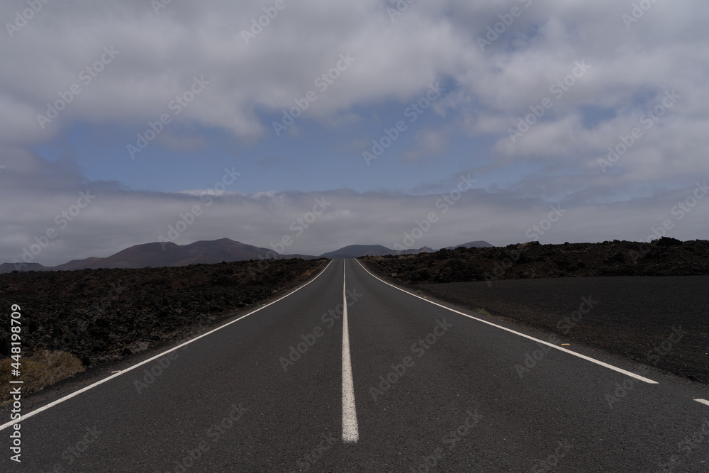 Fototapeta premium carretera con lineas rectas al horizonte
