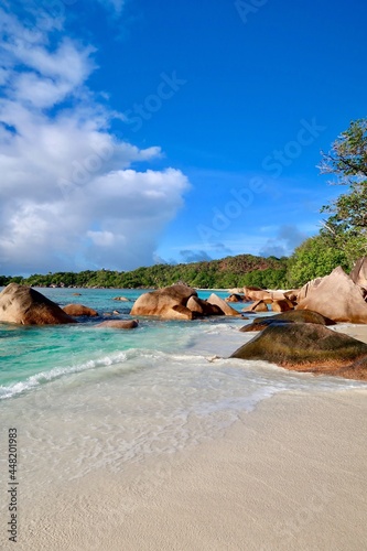 Einsamer Strand Praslin Seychellen Granitfelsen Palmen Puderzucker weißer Strand Anse