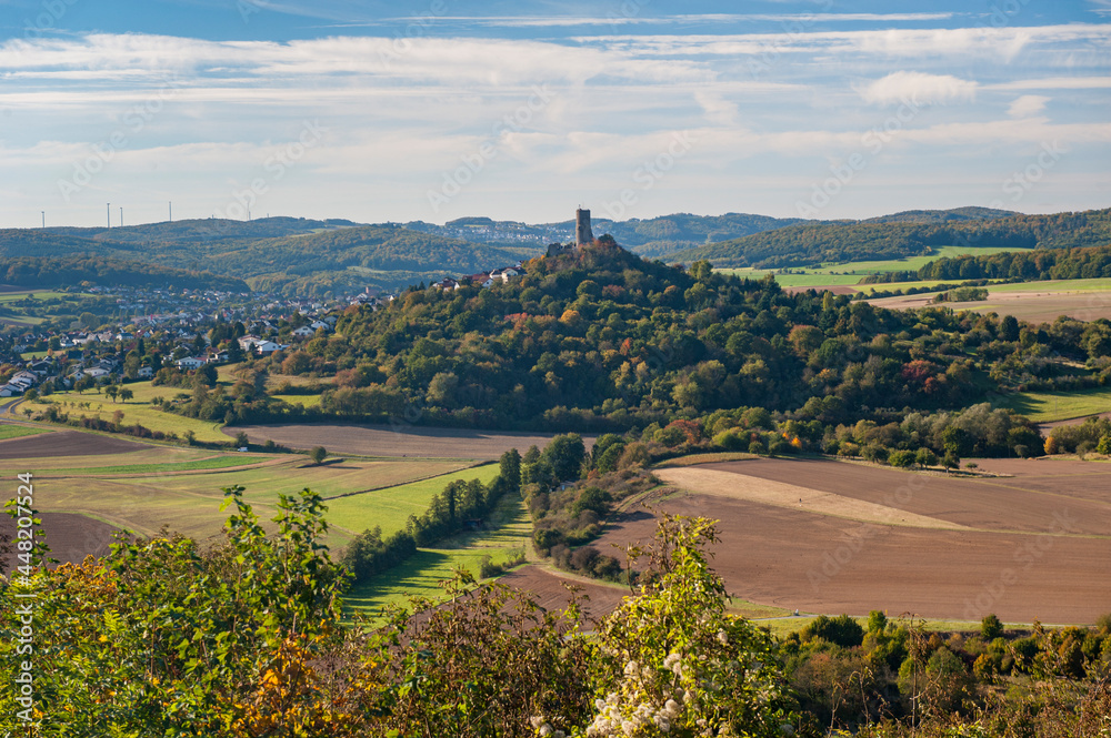 Obraz premium Landschaft mit Burg in Mittelhesssen