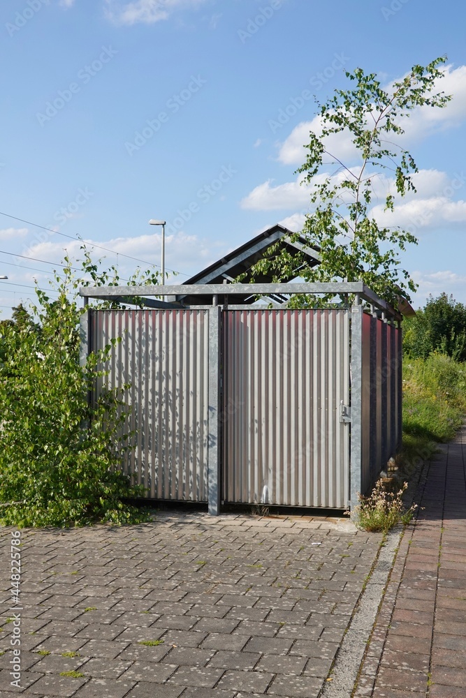 Obraz premium Weißenburg - Bahnhof - Schutz für Baum - Metallhütte
