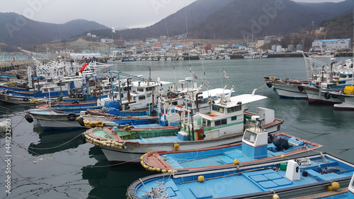 한국의 섬 "대청도" 항구의 정박중인 어선들