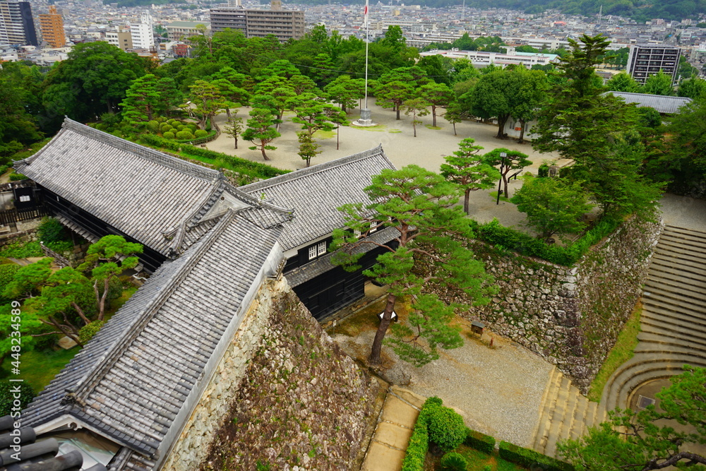 Obraz premium Aerial view of Kochi city from Kochi Castle or Kochi-jo in Kochi, Japan - 日本 高知県 高知城 天守閣からの景色