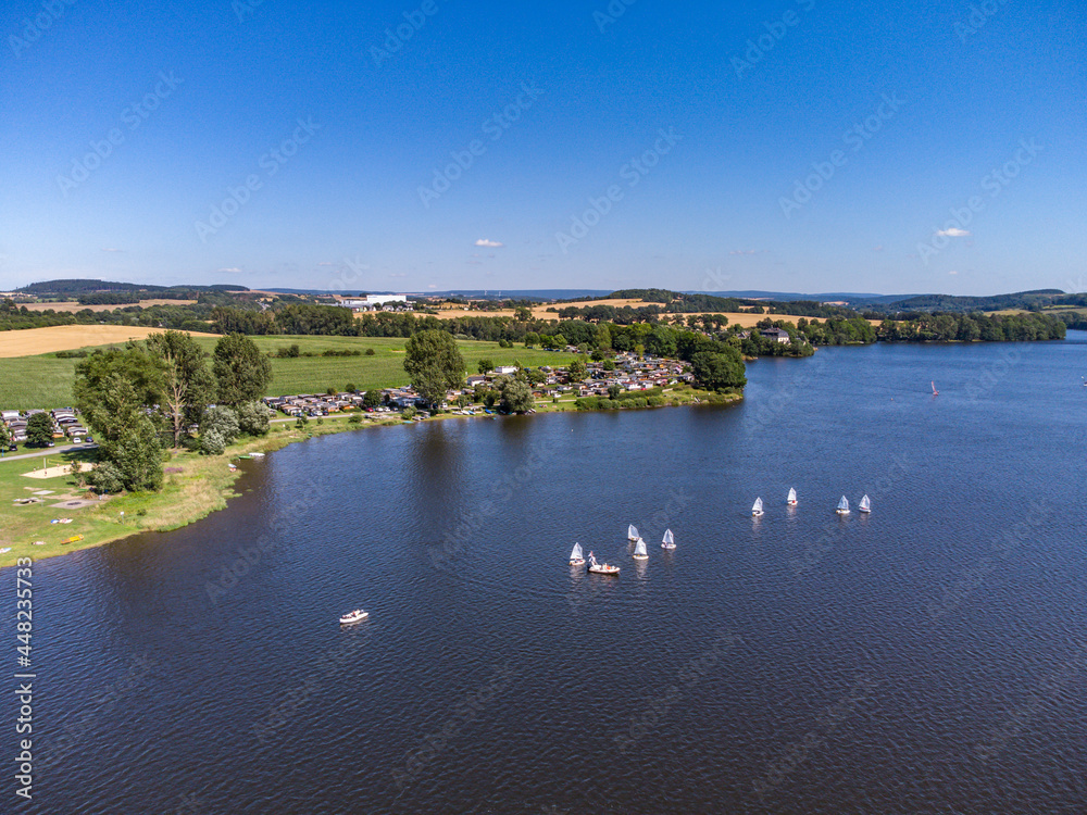 Obraz premium Luftaufnahme der Talsperre Pirk in Sachsen