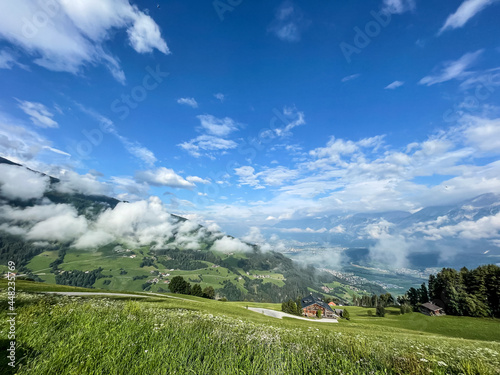 Landschaft im Sommer in den Alpen