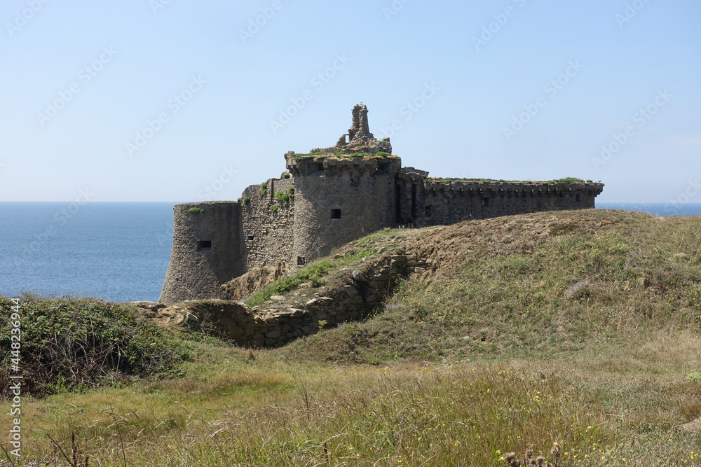 Vue extérieure du vieux château sur l'ile d'yeu
