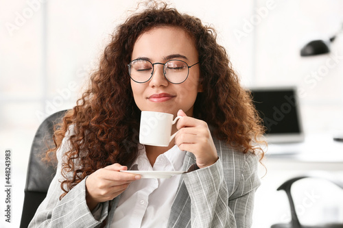 Beautiful young woman drink...