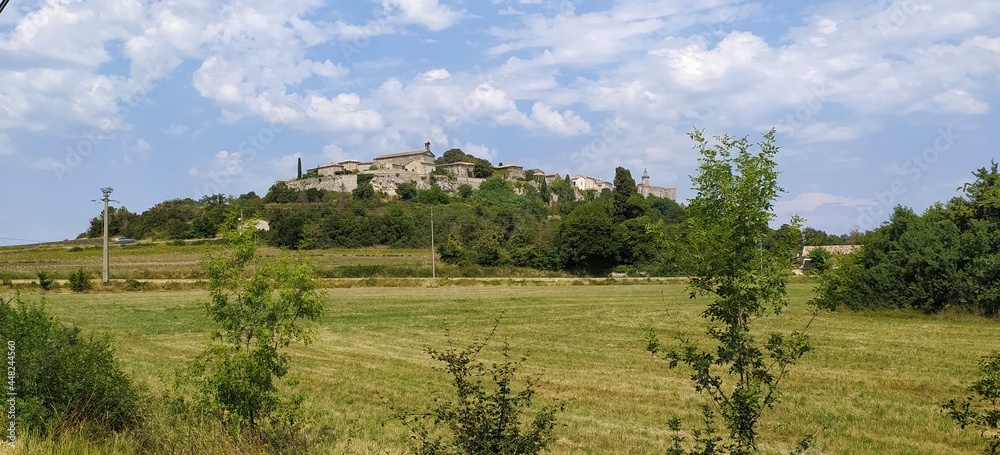 Vue du beau village de Lussan dans le Gard France juillet 2021