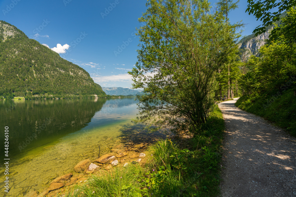 Fototapeta premium Rad Wanderweg am Hallstätter See