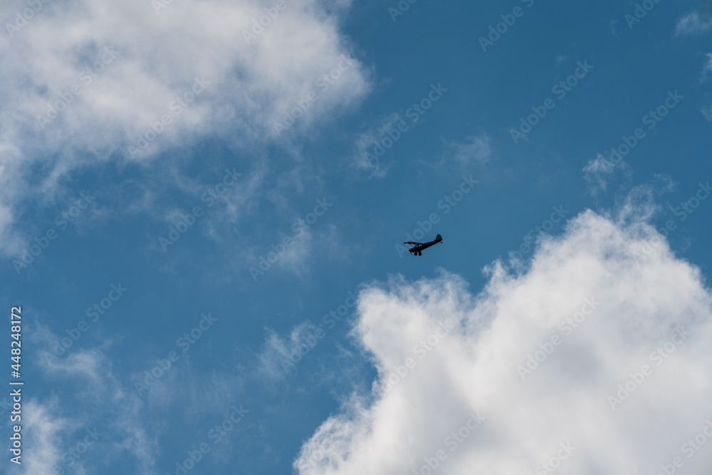 Flugzeug mit Himmel und Wolken