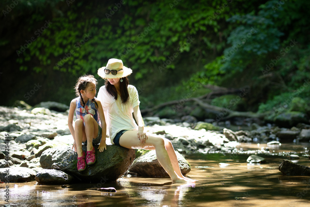 川で遊ぶ母と娘