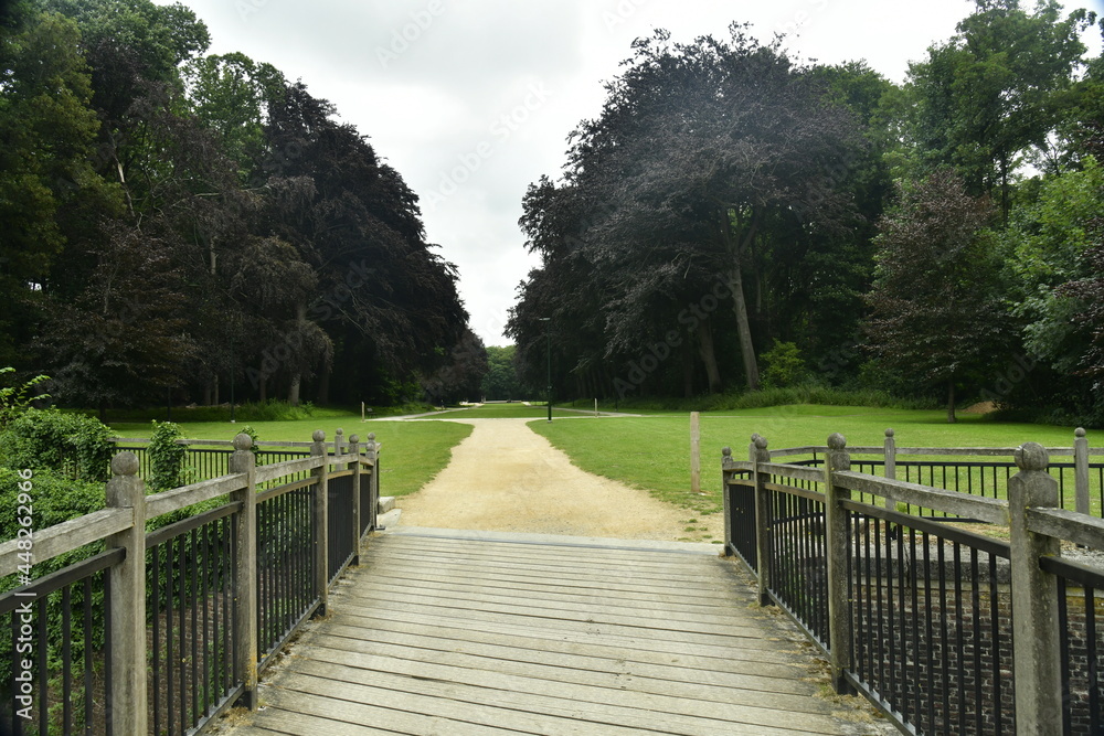 Le pont en bois enjambant un fossé au parc des Trois Fontaines à Vilvoorde