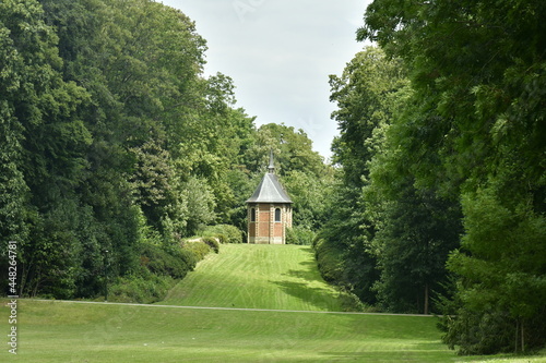 Tout au bout de l'immense pelouse au parc des Trois Fontaines ,la chapelle Lendrik à Vilvoorde photo