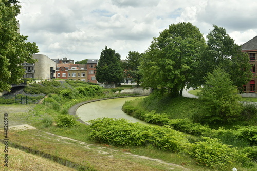 La Senne traversant un ancien site industriel transformé en parc à Vilvoorde