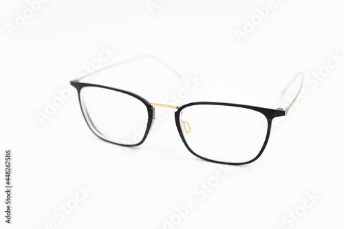 男性用眼鏡。白背景。細いフレームの眼鏡。