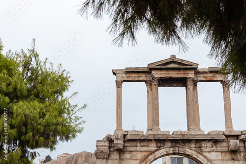 Fototapete Arch of Hadrian, Hadrian's Gate, antique monumental gateway with green trees