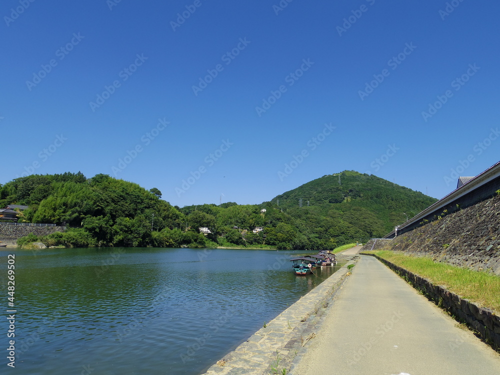 夏の肱川ととみす山（愛媛県大洲市）