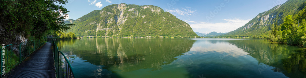 Hallstätter See Panorama mit Wander / Fahrradweg