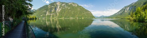 Hallst  tter See Panorama mit Wander   Fahrradweg