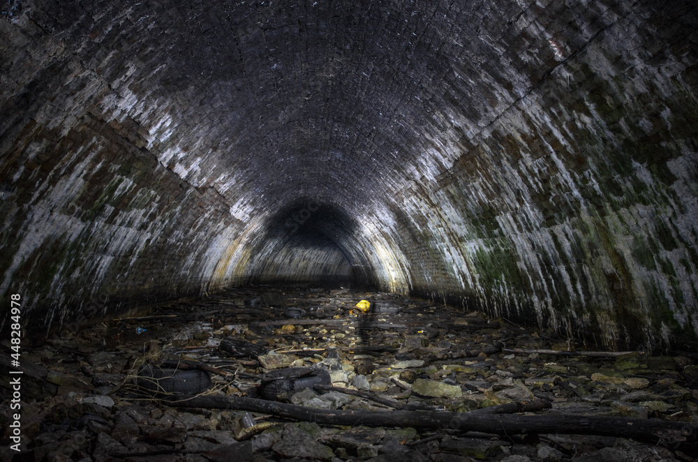 Naklejka premium light in the tunnel