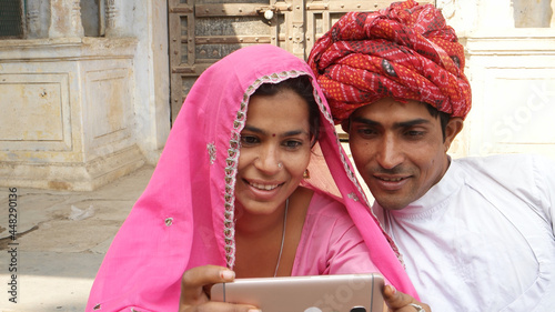 Canvas Print Indian couple in Indian traditional clothing doing a selfie