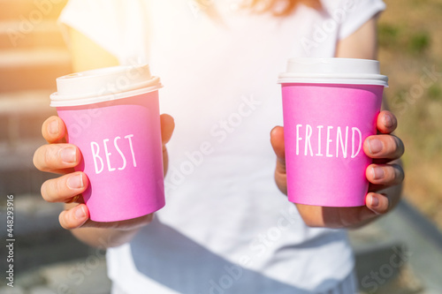 Fotografia Person holding two pink disposable cups with best friend concept