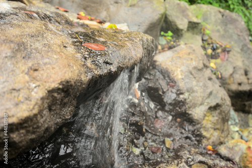【福島】岩の間から注ぐ温泉水