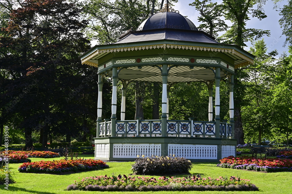 Obraz premium A beautiful alcove in the blossoming Public Garden of Halifax.