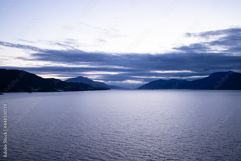 Sonnenaufgang in Norwegen am Fjord