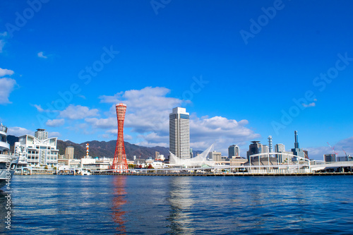 海から見た神戸の街並み