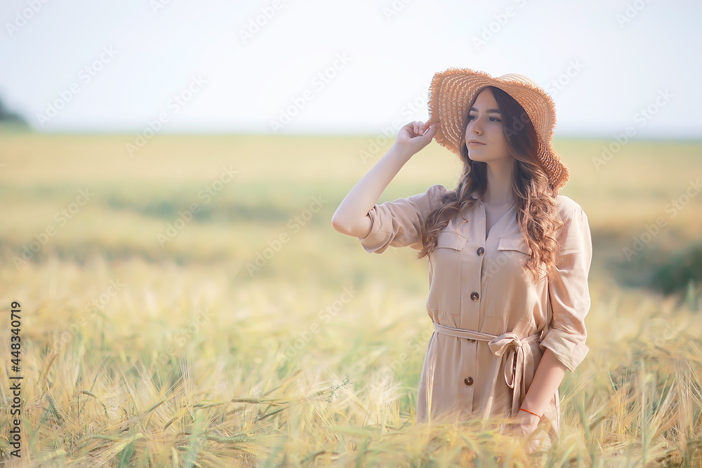 Obraz premium wheat field summer landscape, happy young model / freedom and relaxation concept in summer and autumn