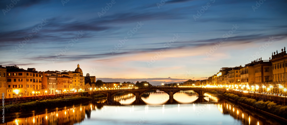 Obraz premium Panoramic view of Ponte Santa Trinita (Holy Trinity Bridge) over Arno river which View of after sunset down at Ponte Santa Trinita- Florence, Tuscany-Italy