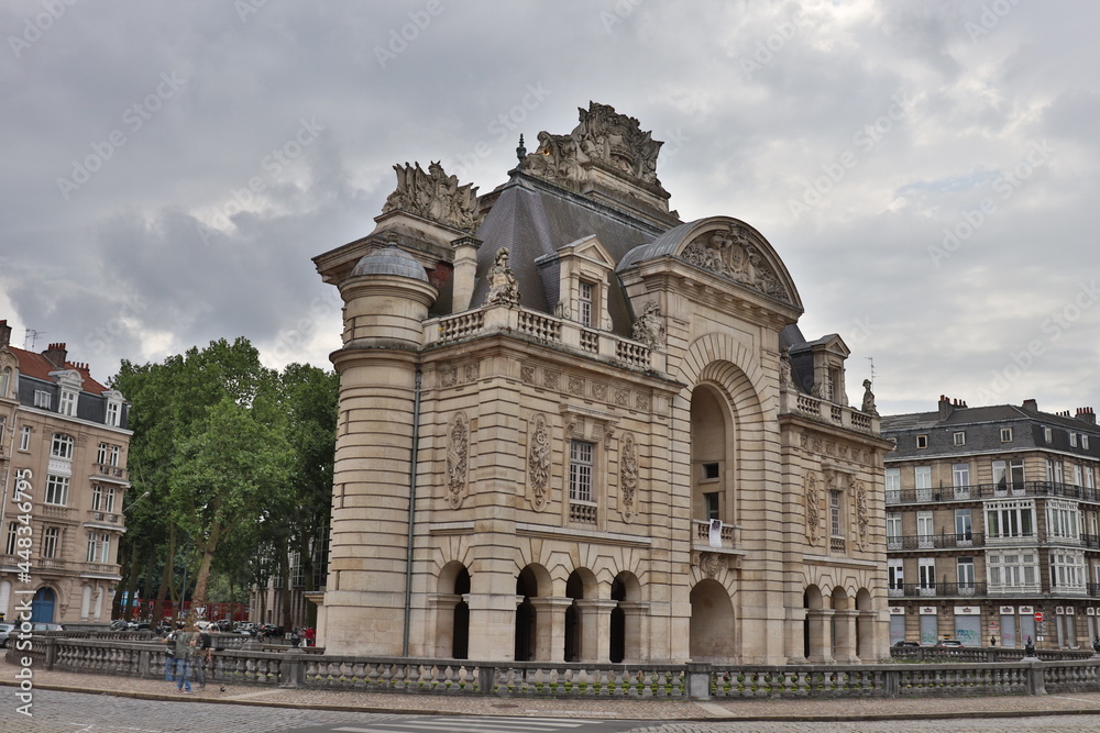La porte de Paris ou porte des malades, porte de ville construite au 17eme siecle en arc de tromphe, ville de Lille, departement du Nord, France 