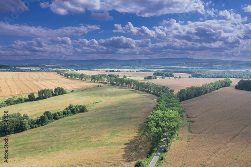 Przedgórze sudeckie, Dolny Śląsk. Pofałdowany teren pokryty polami uprawnymi, łąkami i kępami drzew. Widok z drona.