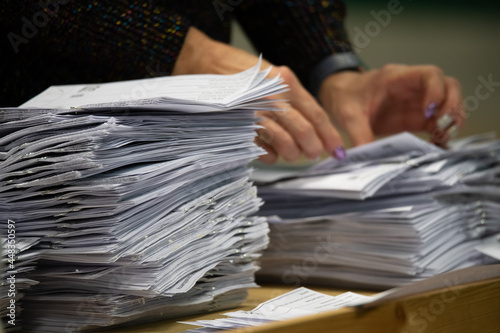 Billede på lærred counting ballot papers at polling station during election