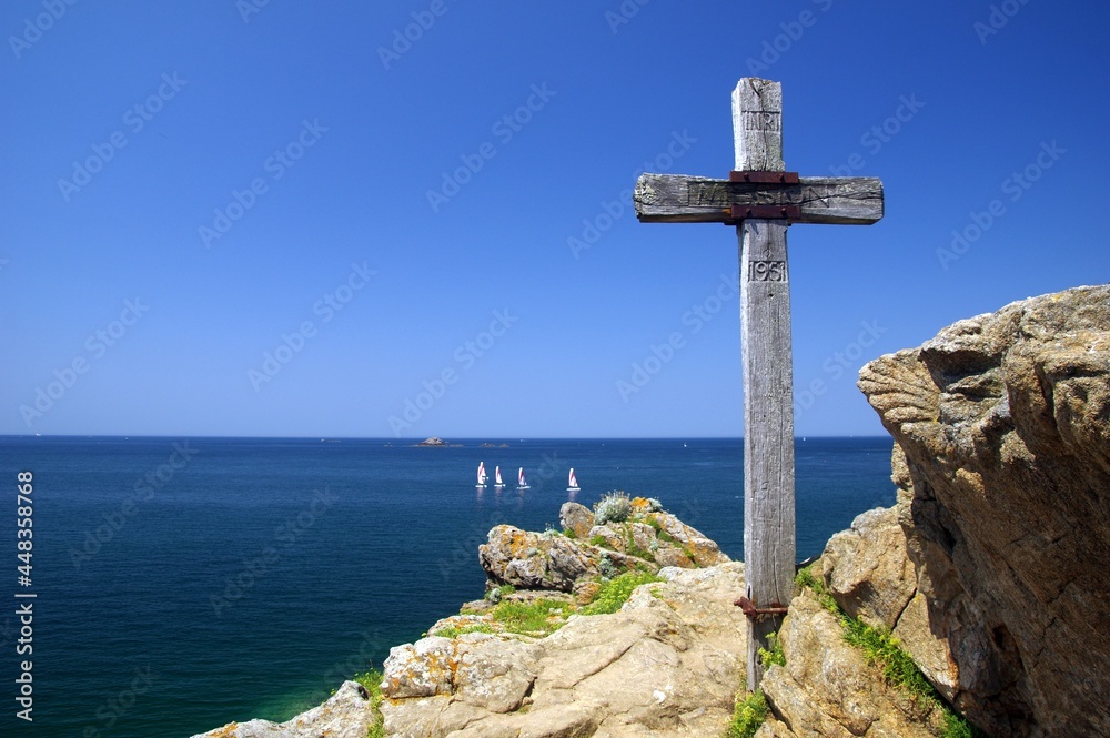 Holzkreuz und Segelboote an der bretonischen Atlantikküste Holzkreuz und Segelboote an der bretonischen Atlantikküste