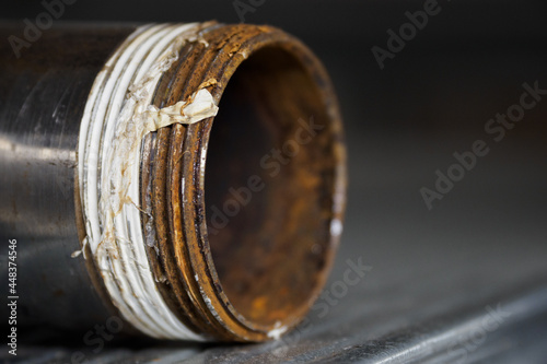 Fotografia Rusty fitting on a metal pipe in detail.