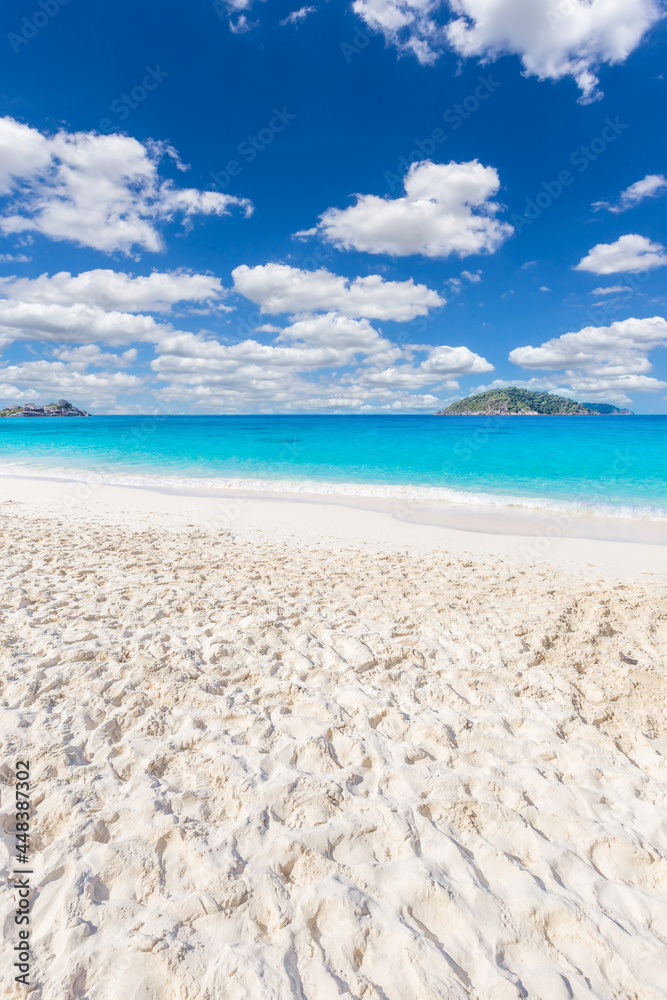 Obraz premium Beautiful sandy beach with wave crashing on sandy shore at Similan Island, Thailand
