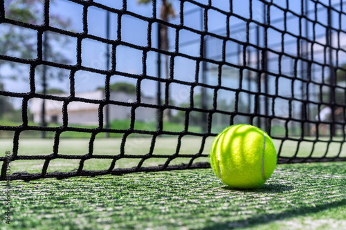 CLOSE-UP OF A TENNIS BALL ON THE COURT NEXT TO THE NET. © Rafa Jodar