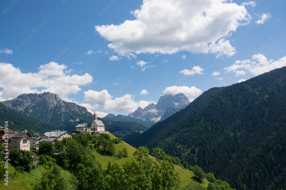 Colle Santa Lucia sulle Dolomiti Bellunesi nei mesi estivi