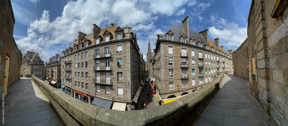 Naklejka premium Panoramafoto der Altstadt und der Stadtmauer von Saint Malo, Bretagne, Frankreich