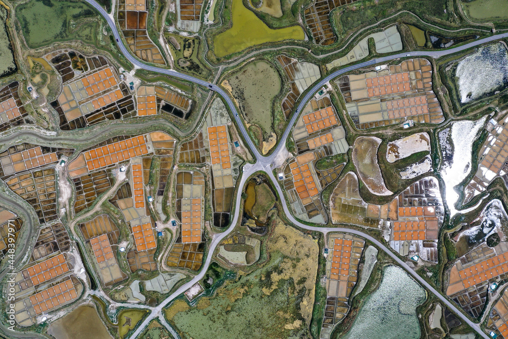Fototapeta premium Luftaufnahme der Salzfelder, Salzwiesen bei Guérande mit Blick auf eine Kreuzung von Landstrassen, Bretagne, Frankreich