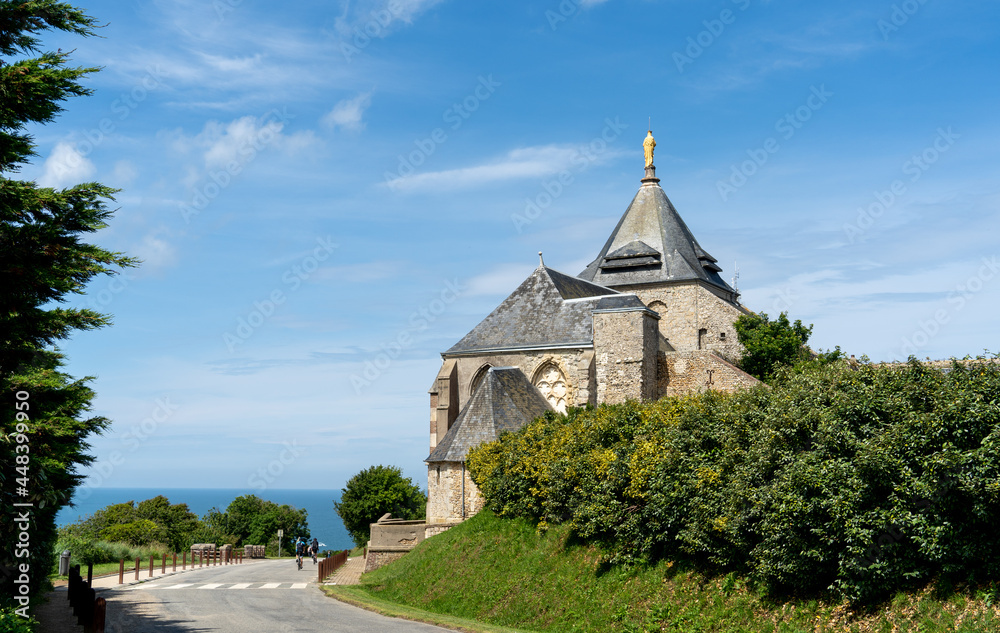 Fototapeta premium Blick auf die Kapelle Notre-Dame-du-Salut de Fécamp am Cap Fegnet mit blauem Himmel, Normandie, Frankreich